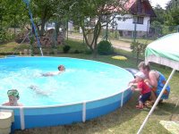 s Míšou koukám na děti, jak blbnou v bazénku